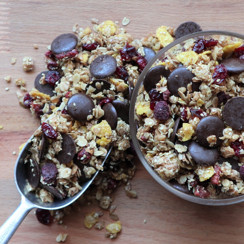 Granola με κόκκινα φρούτα και σοκολάτα χωρίς ζάχαρη Υγιεινά Σνακ