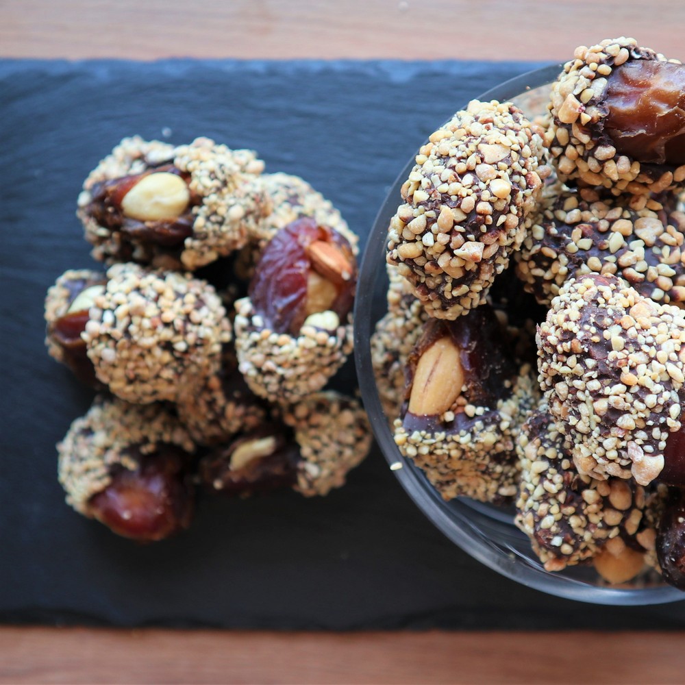 Χουρμάδες γεμιστοί με ξηρούς καρπούς και σοκολάτα Υγιεινά Σνακ